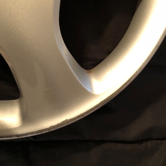 Toyota Corolla 15-inch 2005-08 Hubcap / Wheel Cover, OEM 42621-AB100 - Picture 3 of 8